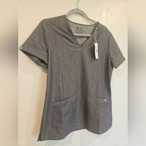 New With Tags Figs Casma Graphite Gray 3-Pocket Scrub Top Women's Size Small.